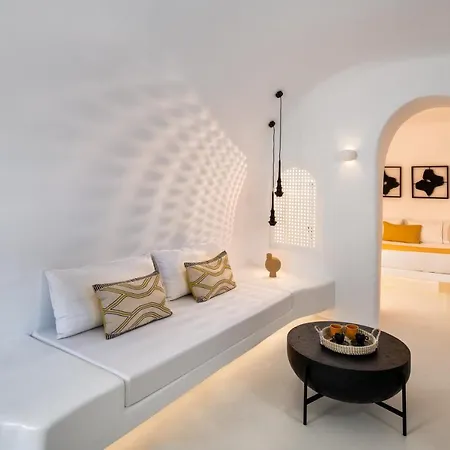 Deep In Cave Apartment Fira (Santorini)